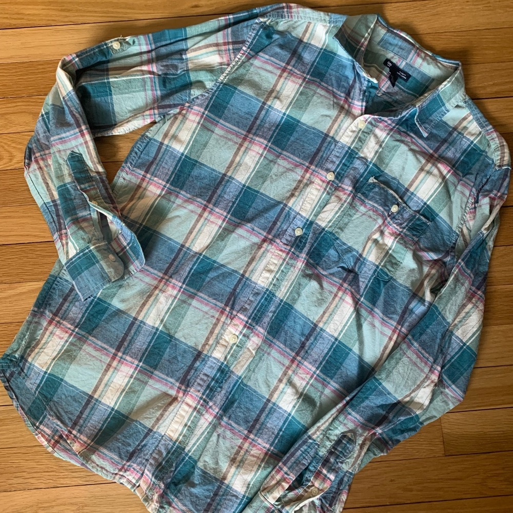 classic fit. Blue/pink/cream. 75 cotton/25 flax